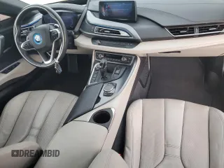 2015 BMW i8 z VIN WBY2Z2C56FV674231, wystawiony jako Copart lot #37218014 z przebiegiem 27 465 mil mil oraz . Historia ofert i sprzedaży dostępna na DreamBid. Obrazek 8.
