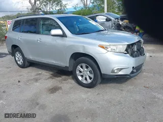 2011 Toyota Highlander with VIN 5TDZK3EH0BS036157, listed as a IAAI auction lot 41589348 with 182,005 mi miles. Bid and sale history available at carsss.com. Image 1.