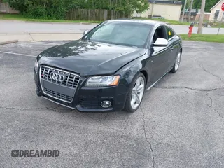 2009 Audi S5 z VIN WAURV78T99A033499, wystawiony jako IAAI lot #42323444 z przebiegiem 117 439 mil mil oraz . Historia ofert i sprzedaży dostępna na DreamBid. Obrazek 1.