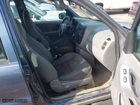 2001 Ford Escape XLT with VIN 1FMYU03181KC56156, listed as a IAAI auction lot 41231100 with 262,875 mi miles. Bid and sale history available at carsss.com. Image 5.