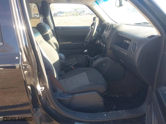 2016 Jeep Patriot Sport with VIN 1C4NJPBA6GD575594, listed as a IAAI auction lot 41114650 with 999,999 mi miles. Bid and sale history available at carsss.com. Image 5.
