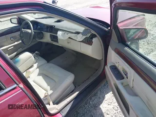 1999 Cadillac DeVille z VIN 1G6KD54Y8XU771788, wystawiony jako IAAI lot #41734590 z przebiegiem 84 302 mil mil oraz . Historia ofert i sprzedaży dostępna na DreamBid. Obrazek 5.
