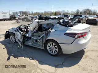 2024 Toyota Camry LE z VIN 4T1C11AK0RU197821, wystawiony jako Copart lot #52981825 z przebiegiem 35 396 mil mil oraz Szkody całkowita. Historia ofert i sprzedaży dostępna na DreamBid. Obrazek 2.