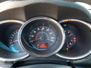 2013 Kia Sorento LX z VIN 5XYKT3A6XDG408459, wystawiony jako Copart lot #52556785 z przebiegiem 195 680 mil mil oraz Szkoda całkowita • Salvage title. Historia ofert i sprzedaży dostępna na DreamBid. Obrazek 9.