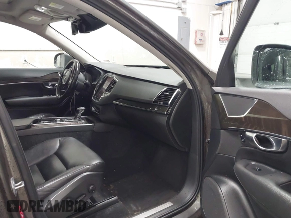 2018 Volvo XC90 Momentum with VIN YV4102XK1J1323053, listed as a IAAI auction lot 41145820 with 117,538 mi miles and . Bid and sale history available at DreamBid. Image 5.