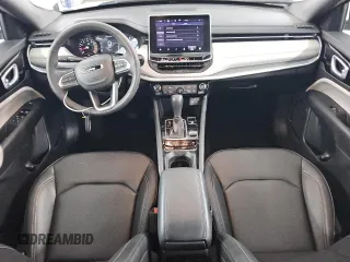 2025 Jeep Compass Limited z VIN 3C4NJDCN9ST507387, wystawiony jako Copart lot #62530215 z przebiegiem 9 049 mil mil oraz Czysty tytuł • Clean title. Historia ofert i sprzedaży dostępna na DreamBid. Obrazek 8.