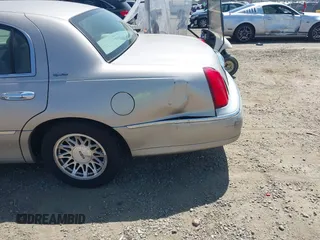 1999 Lincoln Town Car Signature z VIN 1LNHM82WXXY678088, wystawiony jako IAAI lot #42097845 z przebiegiem 174 561 mil mil oraz . Historia ofert i sprzedaży dostępna na DreamBid. Obrazek 13.