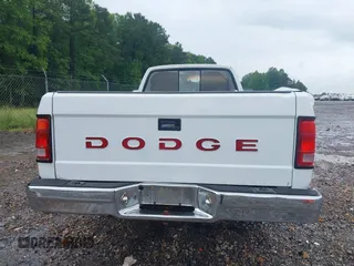 1993 Dodge Dakota S z VIN 1B7FL26X5PS202557, wystawiony jako IAAI lot #42224806 z przebiegiem 87 871 mil mil oraz . Historia ofert i sprzedaży dostępna na DreamBid. Obrazek 16.