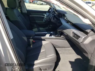 2022 Audi e-tron Premium z VIN WA1AAAGE0NB024295, wystawiony jako Copart lot #65237562 z przebiegiem 4 495 mil mil oraz . Historia ofert i sprzedaży dostępna na DreamBid. Obrazek 5.