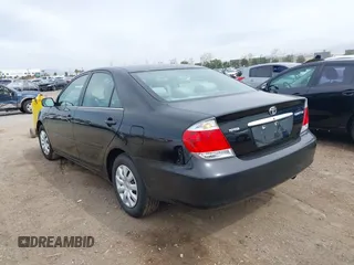 2005 Toyota Camry STD z VIN 4T1BE32K65U383111, wystawiony jako IAAI lot #41735806 z przebiegiem 115 285 mil mil oraz . Historia ofert i sprzedaży dostępna na DreamBid. Obrazek 3.