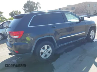 2011 Jeep Grand Cherokee Laredo z VIN 1J4RR4GG6BC562133, wystawiony jako IAAI lot #42330831 z przebiegiem 168 657 mil mil oraz . Historia ofert i sprzedaży dostępna na DreamBid. Obrazek 4.