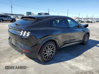 2021 Ford Mustang Mach-E GT z VIN 3FMTK4SX0MME01877, wystawiony jako Copart lot #40245063 z przebiegiem 26 657 mil mil oraz . Historia ofert i sprzedaży dostępna na DreamBid. Obrazek 3.