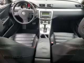 2008 Volkswagen Passat z VIN WVWCU73C58P028217, wystawiony jako Copart lot #52451275 z przebiegiem 70 829 mil mil oraz Szkoda całkowita • Salvage title. Historia ofert i sprzedaży dostępna na DreamBid. Obrazek 8.