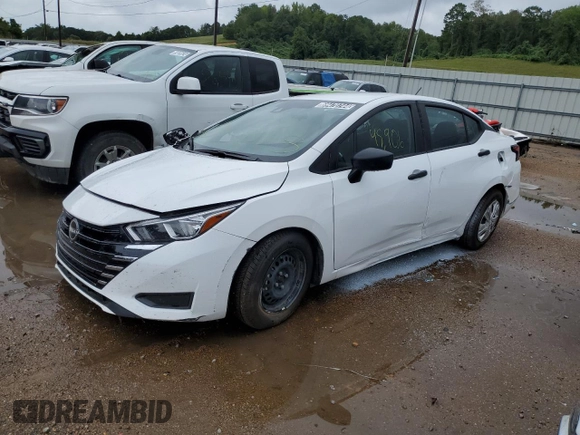 2023 Nissan Versa S z VIN 3N1CN8DV1PL829498, wystawiony jako Copart lot #69470744 z przebiegiem 45 906 mil mil oraz Czysty tytuł • Clean title. Historia ofert i sprzedaży dostępna na DreamBid. Obrazek 1.