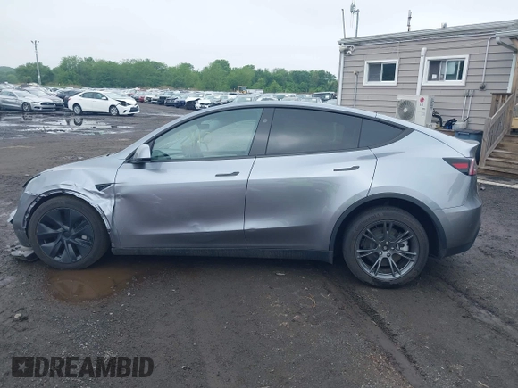 2024 Tesla Model Y Long Range z VIN 7SAYGDEE7RA300756, wystawiony jako IAAI lot #41922910 z przebiegiem 4 262 mil mil oraz . Historia ofert i sprzedaży dostępna na DreamBid. Obrazek 15.