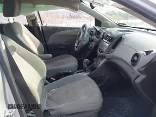 2013 Chevrolet Sonic LS z VIN 1G1JA5SG6D4236927, wystawiony jako IAAI lot #41356033 z przebiegiem 138 000 mil mil oraz . Historia ofert i sprzedaży dostępna na DreamBid. Obrazek 5.
