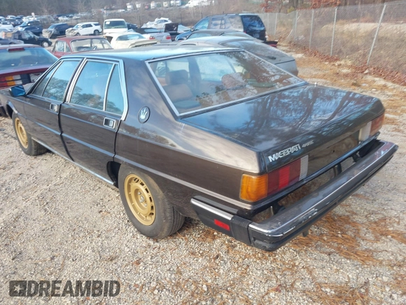 1982 Maserati Quattroporte z VIN ZAMBC1102CA301920, wystawiony jako IAAI lot #41297603 z przebiegiem 62 287 mil mil oraz . Historia ofert i sprzedaży dostępna na DreamBid. Obrazek 3.