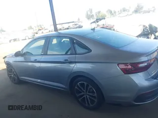 2023 Volkswagen Jetta Sport z VIN 3VWBM7BU9PM016451, wystawiony jako IAAI lot #42266646 z przebiegiem 29 203 mil mil oraz . Historia ofert i sprzedaży dostępna na DreamBid. Obrazek 14.