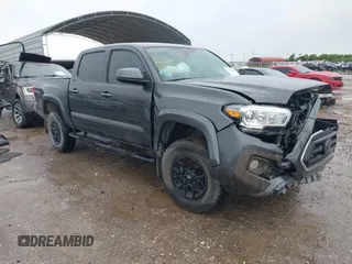 2022 Toyota Tacoma SR5 z VIN 3TMAZ5CN9NM195132, wystawiony jako IAAI lot #42383482 z przebiegiem 51 011 mil mil oraz . Historia ofert i sprzedaży dostępna na DreamBid. Obrazek 1.