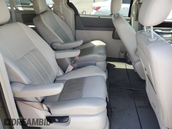 2010 Chrysler Town & Country Touring z VIN 2A4RR5D13AR257765, wystawiony jako Copart lot #61048635 z przebiegiem 165 220 mil mil oraz Czysty tytuł • Clean title. Historia ofert i sprzedaży dostępna na DreamBid. Obrazek 11.