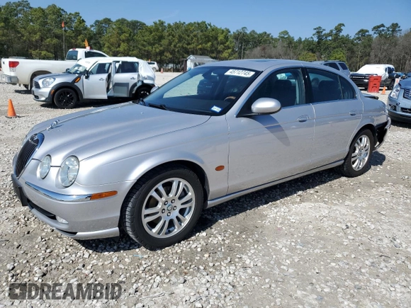 2003 Jaguar S-Type z VIN SAJEA01U73HM89587, wystawiony jako Copart lot #45712745 z przebiegiem 45 916 mil mil oraz Tytuł czysty. Historia ofert i sprzedaży dostępna na DreamBid. Obrazek 1.
