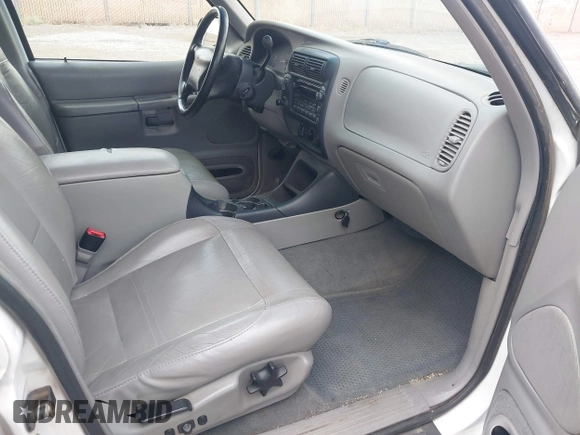 2000 Ford Explorer XLT z VIN 1FMDU73E6YZB38828, wystawiony jako IAAI lot #42458837 z przebiegiem 190 053 mil mil oraz . Historia ofert i sprzedaży dostępna na DreamBid. Obrazek 5.