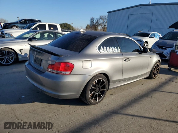 2011 BMW 1 Series 128i z VIN WBAUP9C59BVL90236, wystawiony jako Copart lot #89027105 z przebiegiem 169 716 mil mil oraz Tytuł czysty. Historia ofert i sprzedaży dostępna na DreamBid. Obrazek 3.
