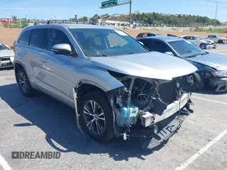 2017 Toyota Highlander LE z VIN 5TDZZRFH3HS188262, wystawiony jako IAAI lot #41976037 z przebiegiem 112 777 mil mil oraz . Historia ofert i sprzedaży dostępna na DreamBid. Obrazek 1.
