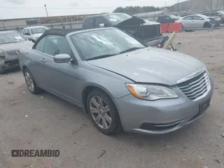 2013 Chrysler 200 Touring z VIN 1C3BCBEG0DN543671, wystawiony jako IAAI lot #41739436 z przebiegiem 83 384 mil mil oraz . Historia ofert i sprzedaży dostępna na DreamBid. Obrazek 1.