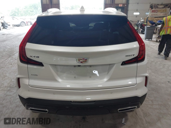 2024 Cadillac XT4 AWD Premium Luxury z VIN 1GYFZDR47RF206465, wystawiony jako IAAI lot #42562562 z przebiegiem 5 951 mil mil oraz . Historia ofert i sprzedaży dostępna na DreamBid. Obrazek 17.