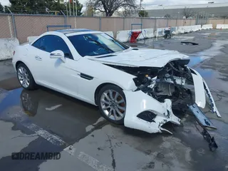 2019 Mercedes-Benz SLC 300 z VIN WDDPK3JA1KF163070, wystawiony jako IAAI lot #41785084 z przebiegiem 58 585 mil mil oraz . Historia ofert i sprzedaży dostępna na DreamBid. Obrazek 1.