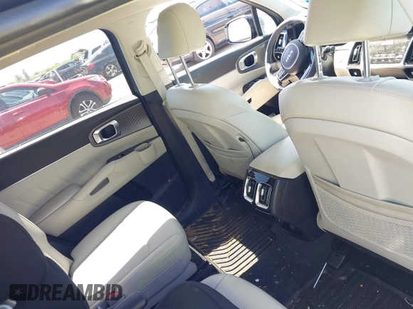2023 Kia Sorento SX z VIN 5XYRK4LF3PG242259, wystawiony jako IAAI lot #41970398 z przebiegiem 31 293 mil mil oraz . Historia ofert i sprzedaży dostępna na DreamBid. Obrazek 8.