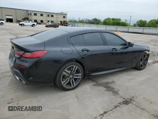 2022 BMW 8 Series 840i z VIN WBAGV4C01NCH18603, wystawiony jako Copart lot #51969445 z przebiegiem 19 502 mil mil oraz Tytuł czysty. Historia ofert i sprzedaży dostępna na DreamBid. Obrazek 3.