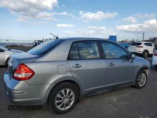 2009 Nissan Versa S z VIN 3N1BC11E49L491482, wystawiony jako Copart lot #46749315 z przebiegiem 97 529 mil mil oraz Szkoda całkowita • Salvage title. Historia ofert i sprzedaży dostępna na DreamBid. Obrazek 3.
