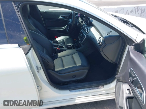2014 Mercedes-Benz CLA 250 z VIN WDDSJ4EB3EN045327, wystawiony jako IAAI lot #42090466 z przebiegiem 121 805 mil mil oraz . Historia ofert i sprzedaży dostępna na DreamBid. Obrazek 5.