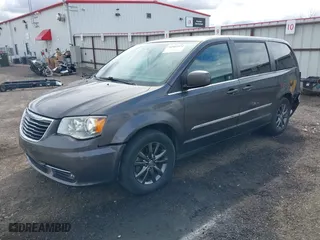 2015 Chrysler Town & Country S with VIN 2C4RC1HG4FR731468, listed as a IAAI auction lot 41902974 with 132,784 mi miles. Bid and sale history available at carsss.com. Image 17.