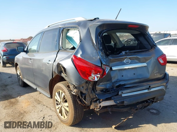 2018 Nissan Pathfinder S z VIN 5N1DR2MM5JC673071, wystawiony jako IAAI lot #41653944 z przebiegiem 120 261 mil mil oraz . Historia ofert i sprzedaży dostępna na DreamBid. Obrazek 3.