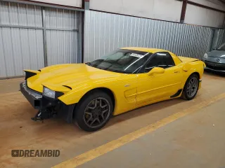2002 Chevrolet Corvette Z06 z VIN 1G1YY12S925117946, wystawiony jako Copart lot #53126125 z przebiegiem 116 313 mil mil oraz Szkody całkowita. Historia ofert i sprzedaży dostępna na DreamBid. Obrazek 1.