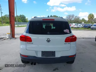 2015 Volkswagen Tiguan S z VIN WVGAV7AX5FW566666, wystawiony jako IAAI lot #40416569 z przebiegiem 76 846 mil mil oraz . Historia ofert i sprzedaży dostępna na DreamBid. Obrazek 16.