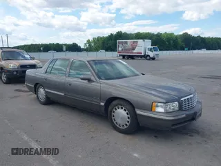 1998 Cadillac DeVille z VIN 1G6KD54Y9WU804036, wystawiony jako IAAI lot #42293279 z przebiegiem 91 398 mil mil oraz . Historia ofert i sprzedaży dostępna na DreamBid. Obrazek 1.