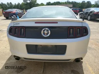 2013 Ford Mustang V6 z VIN 1ZVBP8AM8D5256204, wystawiony jako Copart lot #56149115 z przebiegiem 136 830 mil mil oraz Szkoda całkowita • Salvage title. Historia ofert i sprzedaży dostępna na DreamBid. Obrazek 6.