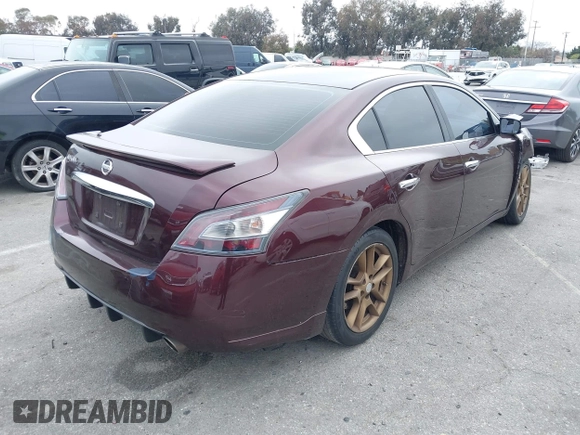 2014 Nissan Maxima S z VIN 1N4AA5AP5EC439085, wystawiony jako IAAI lot #41823382 z przebiegiem 131 218 mil mil oraz . Historia ofert i sprzedaży dostępna na DreamBid. Obrazek 4.