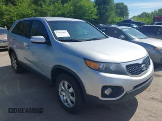 2013 Kia Sorento LX with VIN 5XYKT3A13DG408551, listed as a IAAI auction lot 42648422 with 126,985 mi miles and . Bid and sale history available at DreamBid. Image 1.