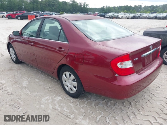 2002 Toyota Camry LE z VIN 4T1BE30K32U110304, wystawiony jako IAAI lot #42357455 z przebiegiem 221 389 mil mil oraz . Historia ofert i sprzedaży dostępna na DreamBid. Obrazek 3.