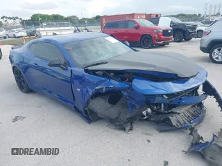 2020 Chevrolet Camaro 1LS z VIN 1G1FA1RX0L0105759, wystawiony jako IAAI lot #39965924 z przebiegiem 19 182 mil mil oraz . Historia ofert i sprzedaży dostępna na DreamBid. Obrazek 1.
