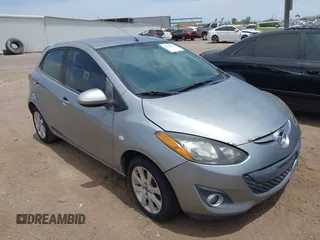 2013 Mazda 2 Touring z VIN JM1DE1LY5D0161556, wystawiony jako IAAI lot #42393636 z przebiegiem 151 792 mil mil oraz . Historia ofert i sprzedaży dostępna na DreamBid. Obrazek 1.