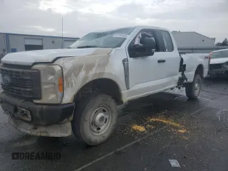 2023 Ford F-250 XL z VIN 1FT7X2BA7PED73688, wystawiony jako Copart lot #81195454 z przebiegiem Nie podano mil oraz Nie do naprawy • Non repairable. Historia ofert i sprzedaży dostępna na DreamBid. Obrazek 1.