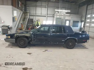 1989 Cadillac DeVille z VIN 1G6CD5159K4356924, wystawiony jako IAAI lot #41526057 z przebiegiem 148 134 mil mil oraz . Historia ofert i sprzedaży dostępna na DreamBid. Obrazek 15.