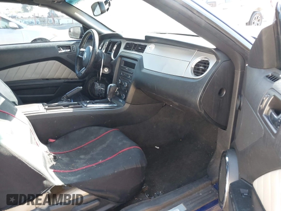 2014 Ford Mustang V6 z VIN 1ZVBP8EM5E5315477, wystawiony jako IAAI lot #42222514 z przebiegiem 215 618 mil mil oraz . Historia ofert i sprzedaży dostępna na DreamBid. Obrazek 5.