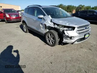 2018 Ford Escape SE z VIN 1FMCU9G96JUB49271, wystawiony jako Copart lot #50553205 z przebiegiem 91 123 mil mil oraz Szkoda całkowita • Salvage title. Historia ofert i sprzedaży dostępna na DreamBid. Obrazek 10.